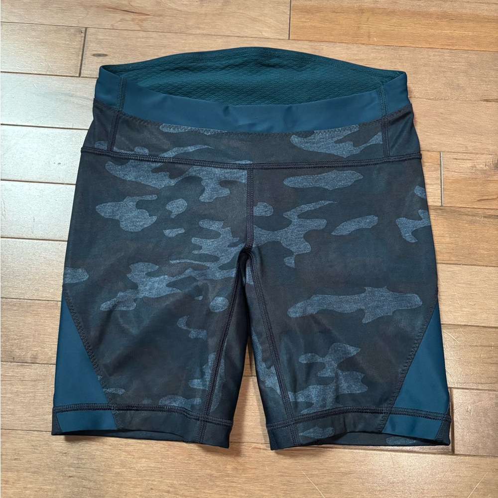 Like New Lululemon Blue Camo size 4 biker shorts Clip-in short heathered texture